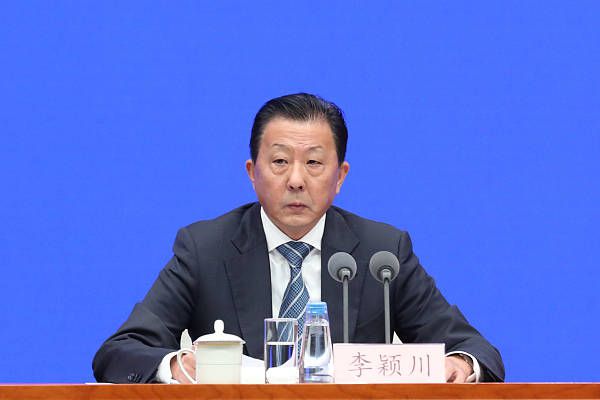 共演者还有安妮;海瑟薇、敏迪;卡灵、莎拉;保罗森、奥卡菲娜、蕾哈娜和海伦娜;伯翰;卡特，可谓全明星阵容，欧美歌坛天后也不放过